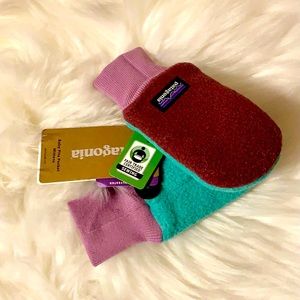 Keep your baby’s hands warm in these soft fleece mittens with a moisture-wicking